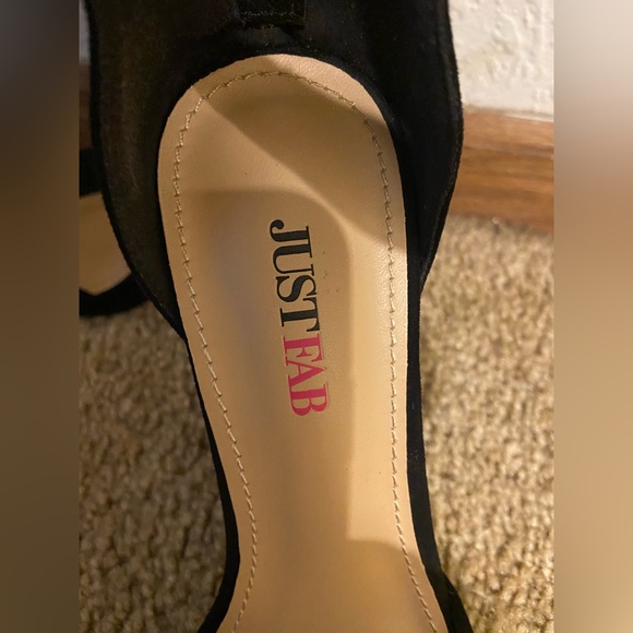 Selling these cute black heels with a cute black bow on it. 🎀 Size 5.5 US - Picture 3 of 4